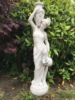 Prachtig wit stenen beeld van een staande dame met waterkruiken kan als fontein dienen bij de vijver!!